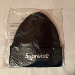 BLACK SUPREME BEANIE 