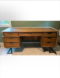 Beautiful Hardwood Desk 🤩
