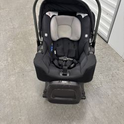 Nuna Pipa Rx Newborn Car seat/base