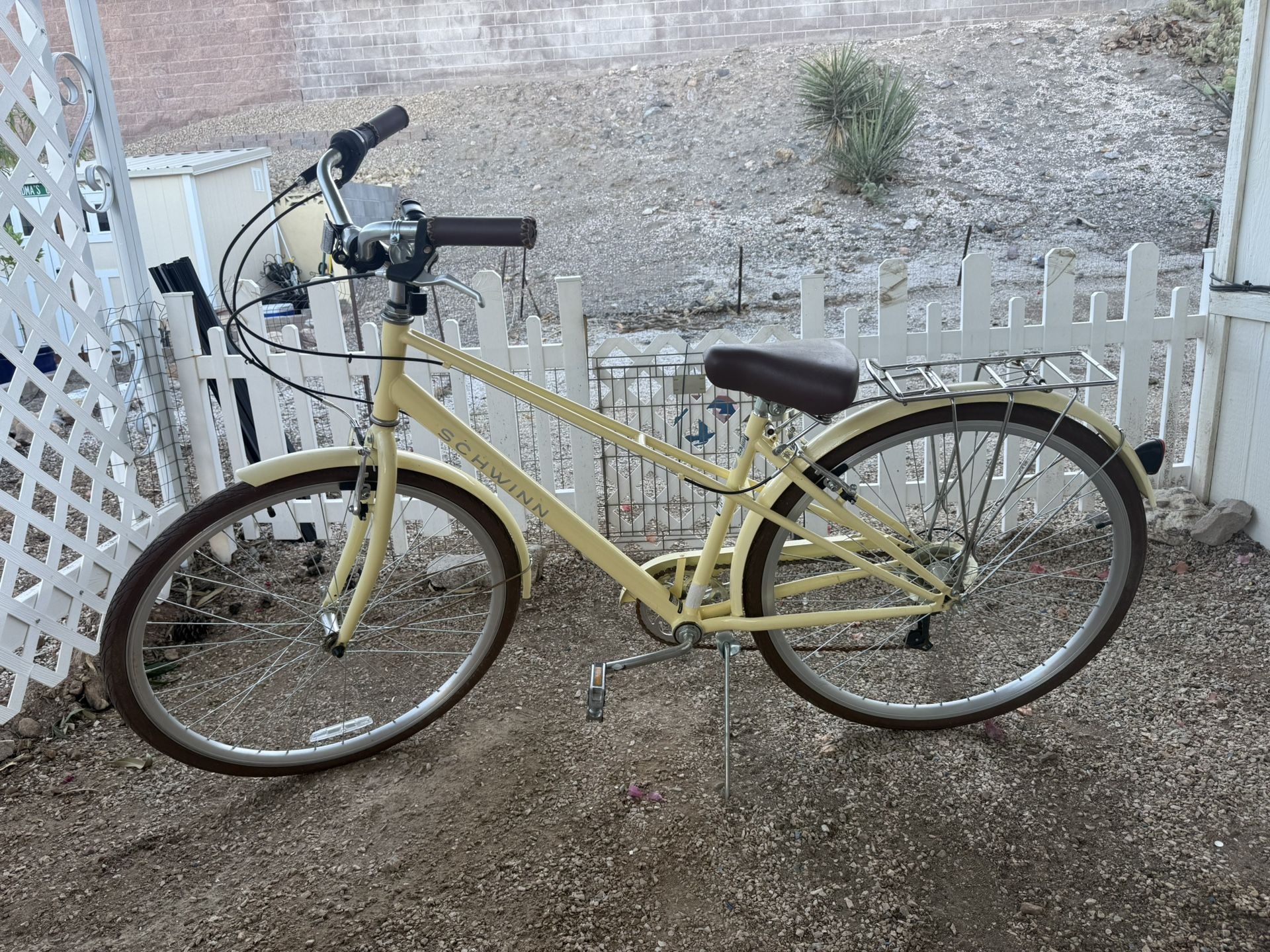 Beatiful beach cruiser with gears.