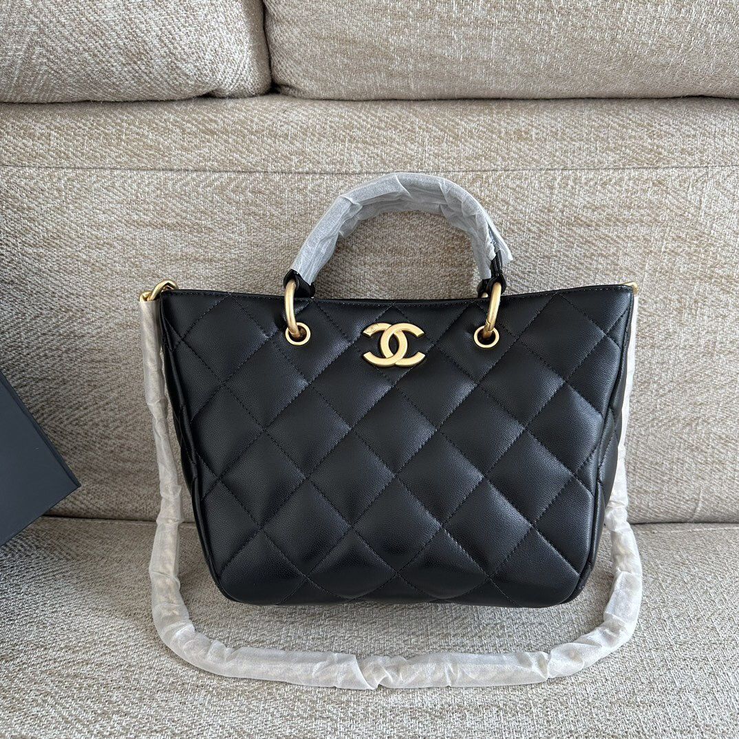 Classic women's shoulder bag
