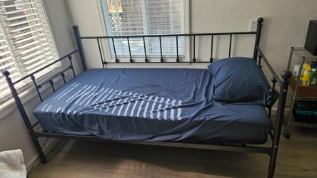 Steel frame twin daybed