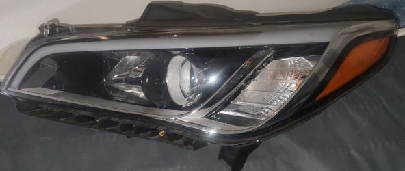 OEM Hyundai Sonata (2015–2017) Passenger Side Headlight – New Open Box (92102-C1000)