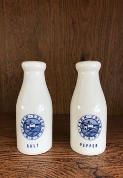 Vintage salt n’ pepper shakers