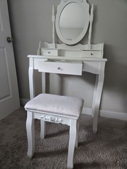 Vanity Table with Oval Mirror, Modern Vanity Desk with Cushioned Stool, for little girls.