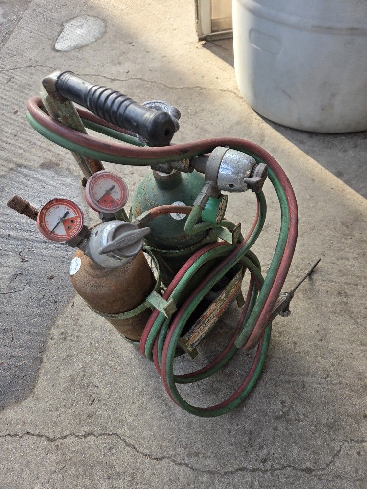 WELDING AND CUTTING TORCH