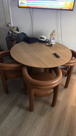 Round Dining Table with 4 Leather Chairs