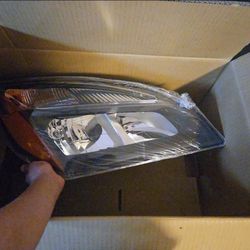 Right/Passenger Side Halogen Headlight Assembly, Black Housing, for Freightliner Cascadia (2018-2023 models). Replaces A66-01512-005