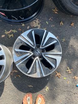 OEM Honda 17 inch 5x114 one used rim in good condition 100$ for 1 plus tax. Tires available. Mount available but not included. Wheel alignment availa