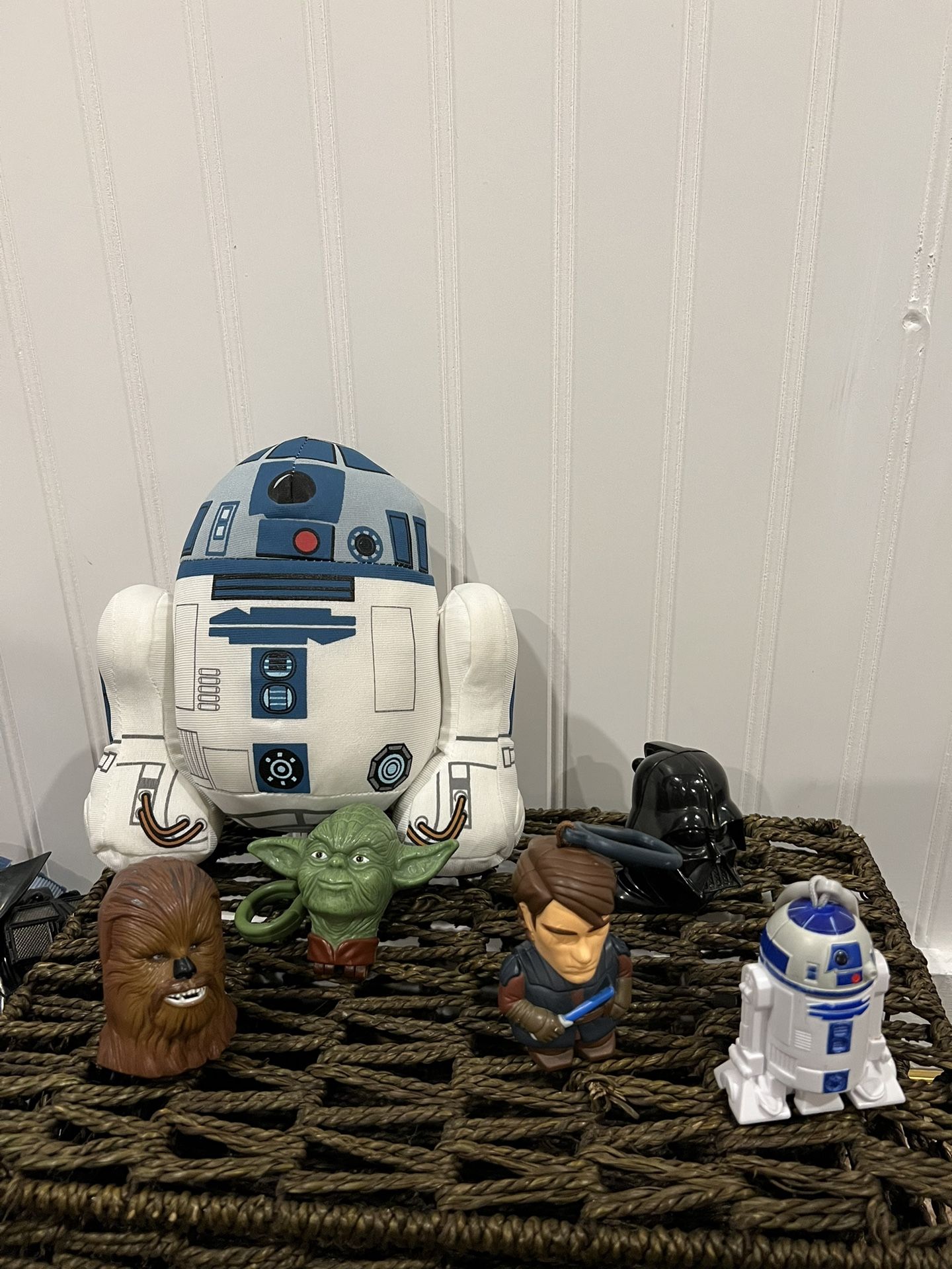 Star Wars 8 inch Star Wars Robot (It has sound) 5 pieces Keychain Star Wars 6 pieces