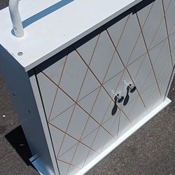 Med Cab Excellent Condition 