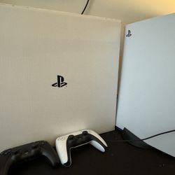 Ps5 WITH TWO CONTROLLERS PlayStation 5