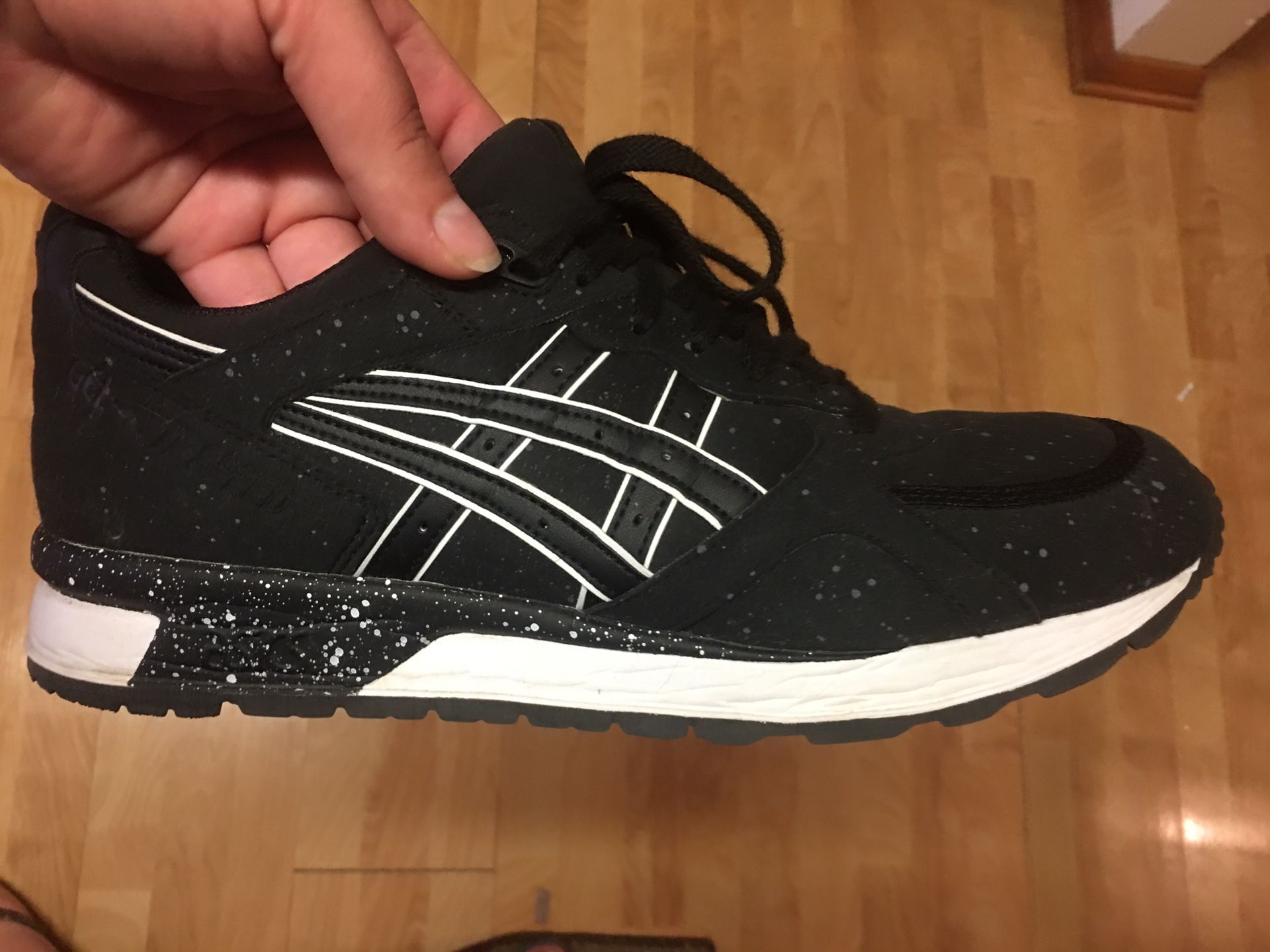 LIKE NEW! Women’s size 11 ASIC Gel shoes