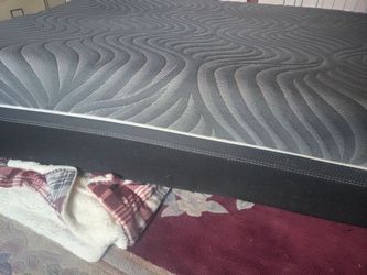Queen mattress like new 200