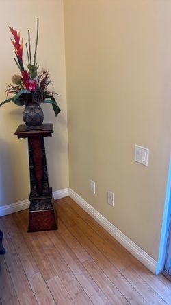 Flower/Figurine stand with artificial flower