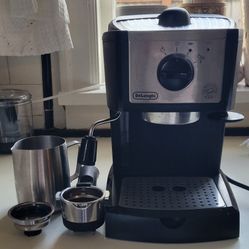 DeLonghi Espresso Machine w/ Milk Frother