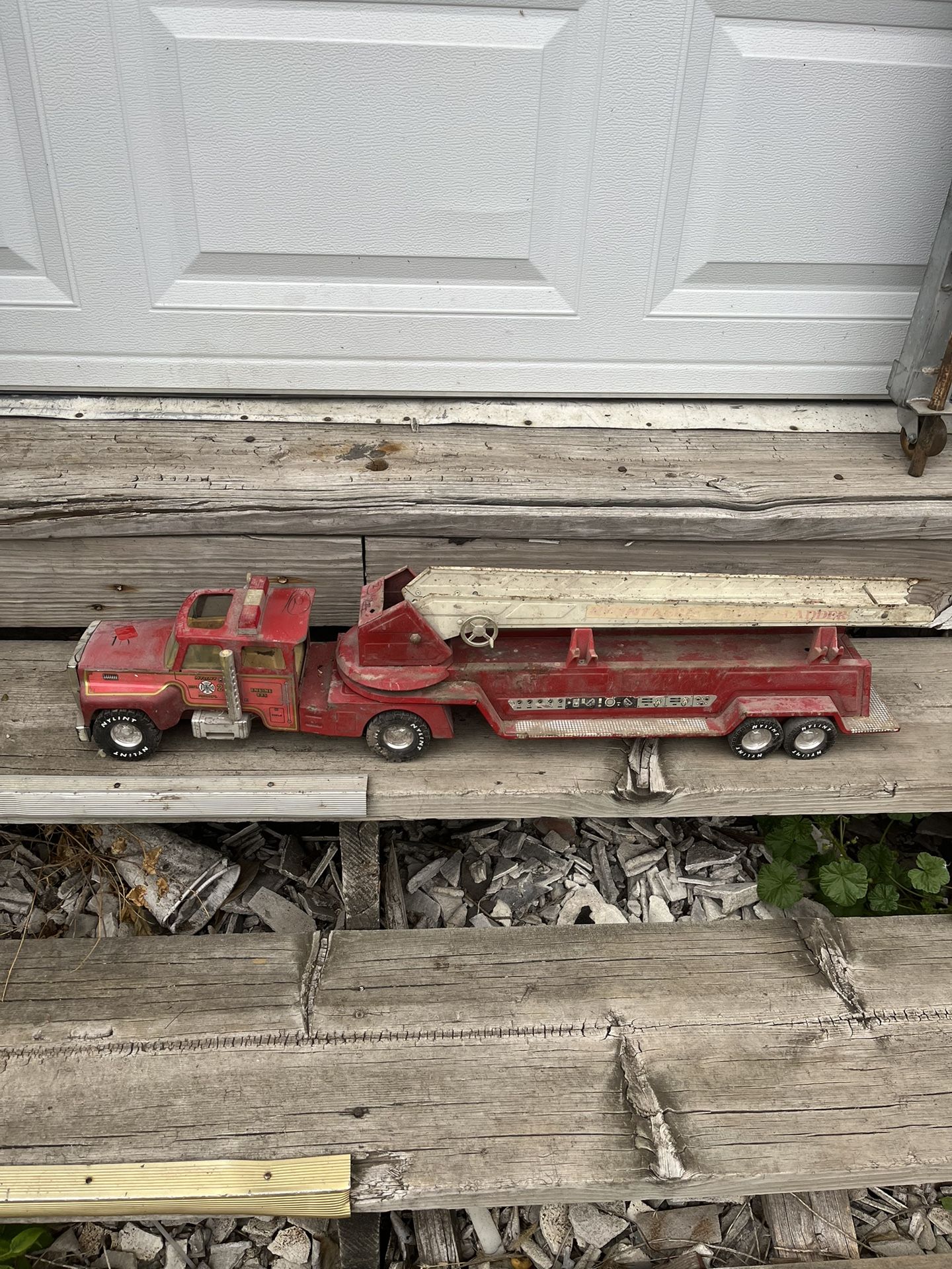 Vintage Hylint Hook n Ladder Fire truck