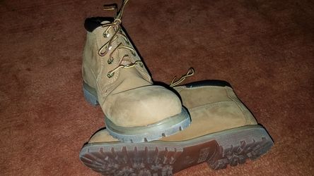 TIMBERLANDS WOMANS 8 MID BOOT ( LIKE NEW)