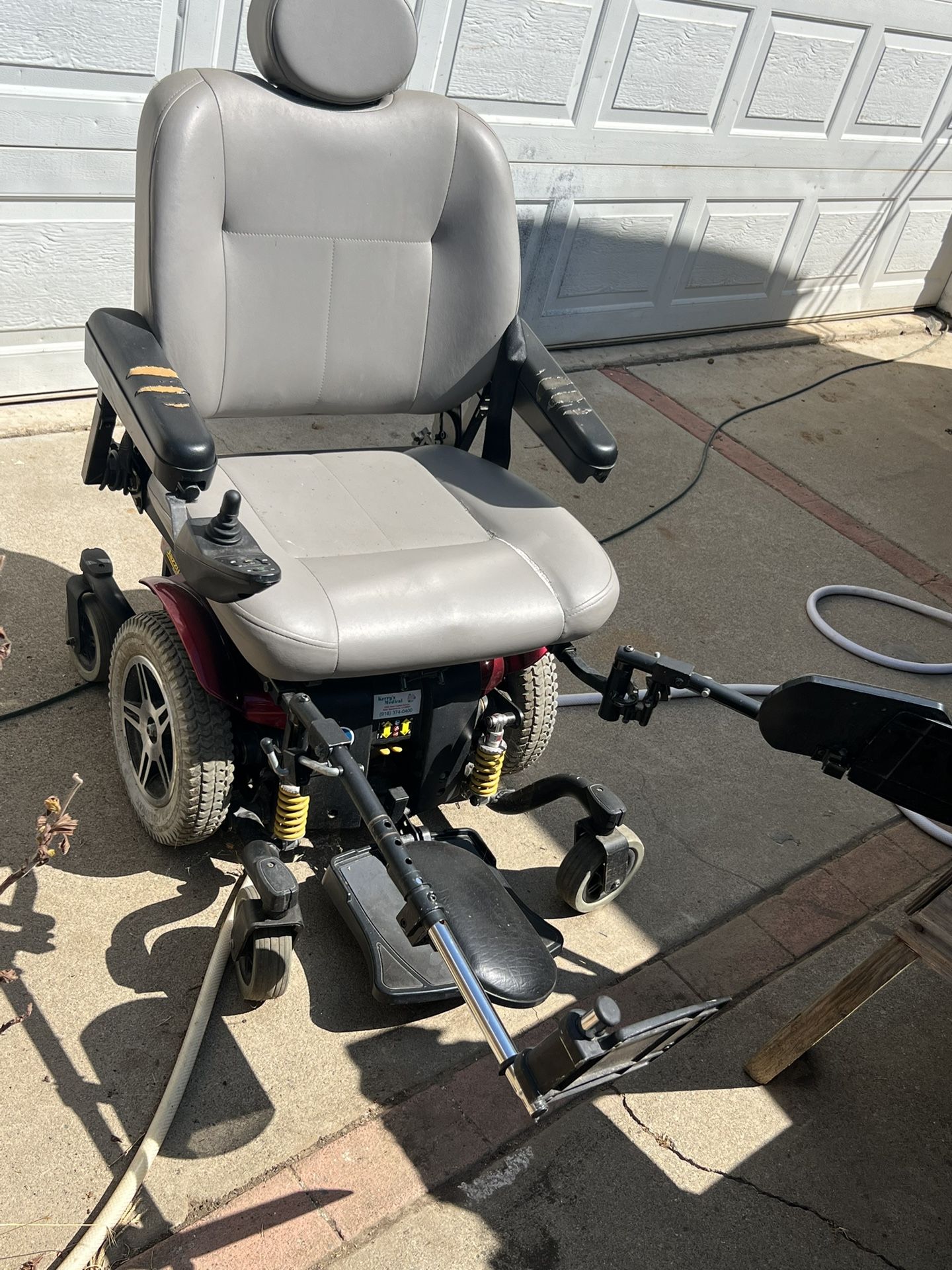 Jazzy Chair With Leg Lifts