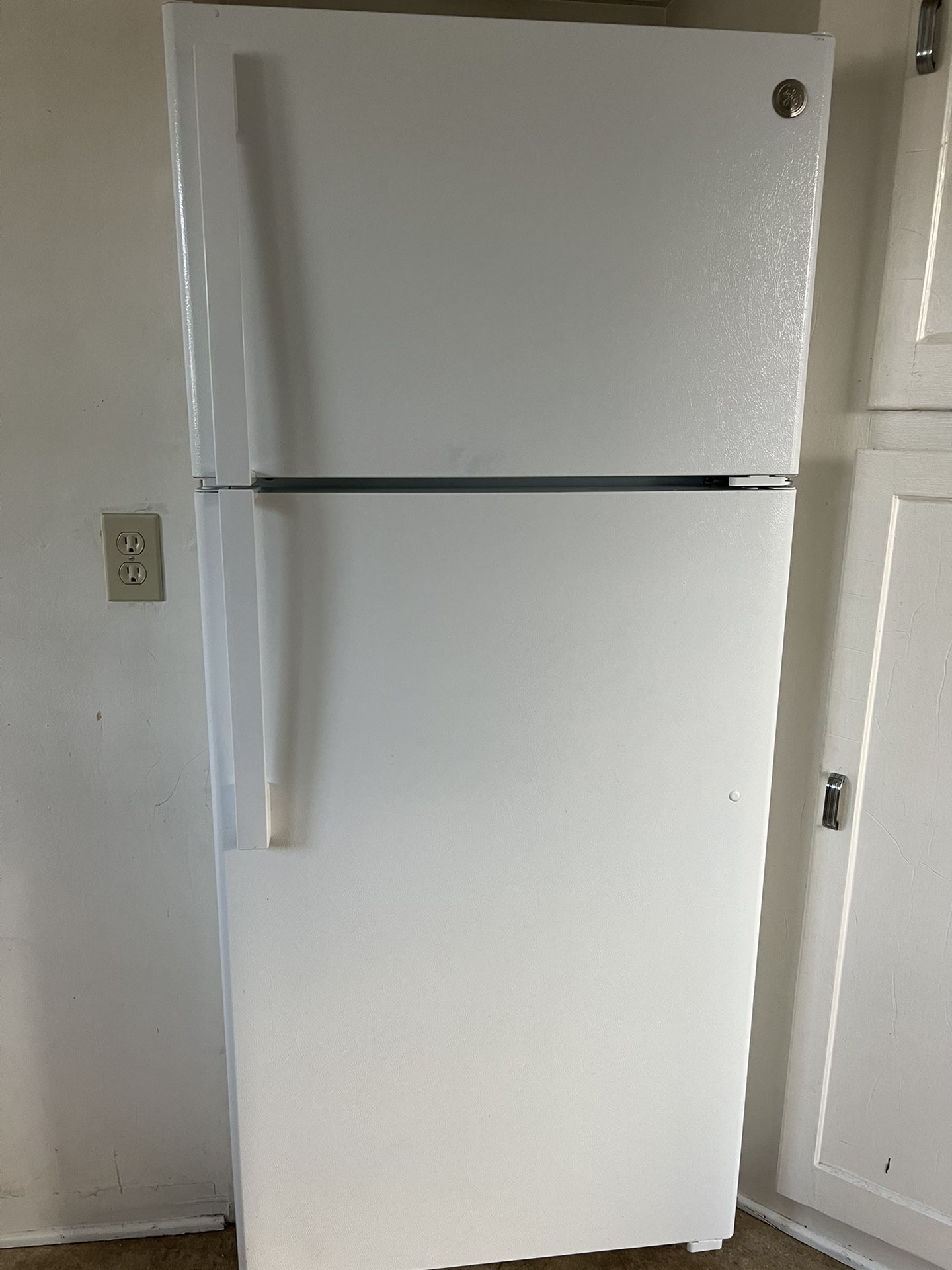 Like New White GE 28 in. 16.6 cu. ft. Top Freezer Refrigerator
