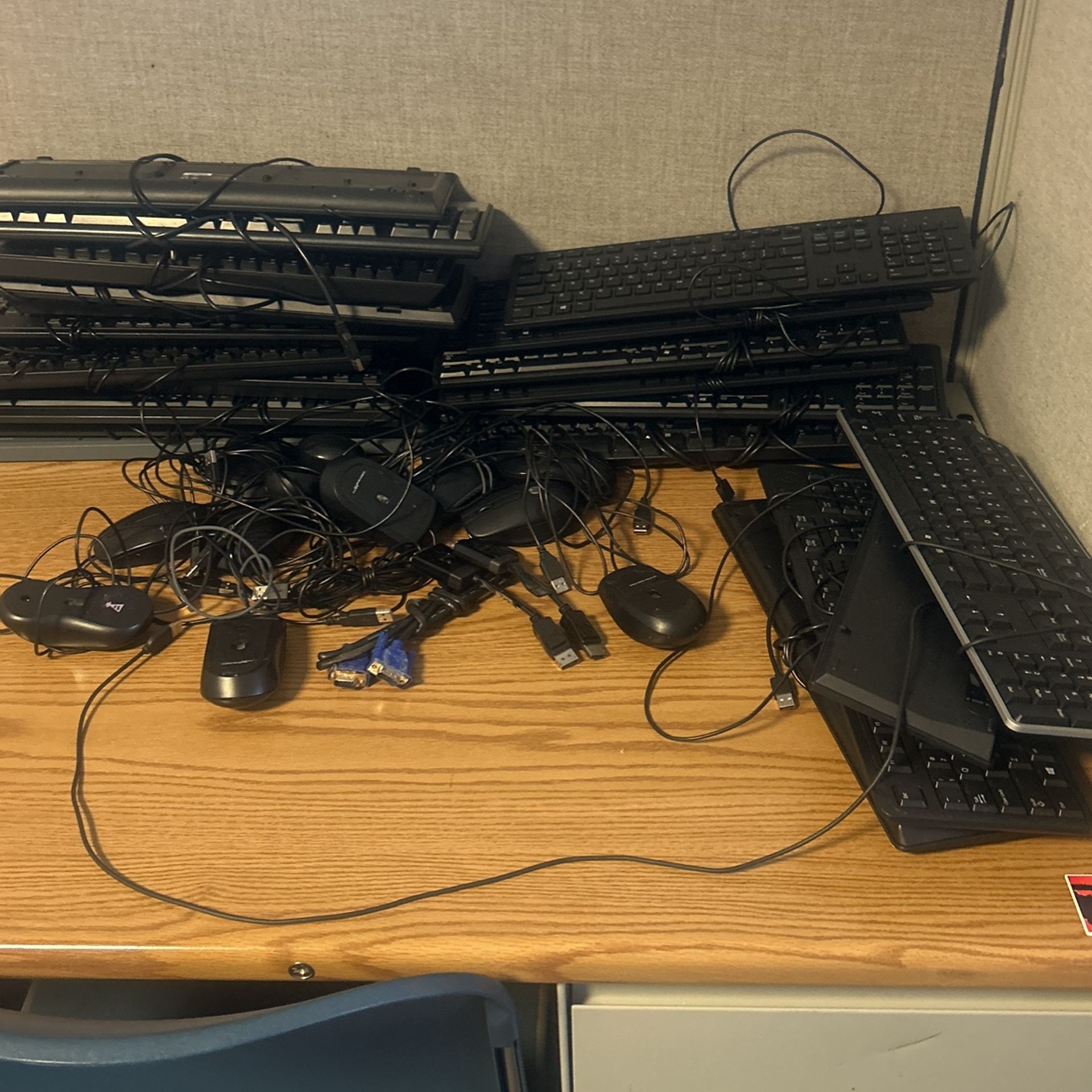 Gently Used Keyboards And Mouse’s And Headphones Only 15 Bucks Per Set 