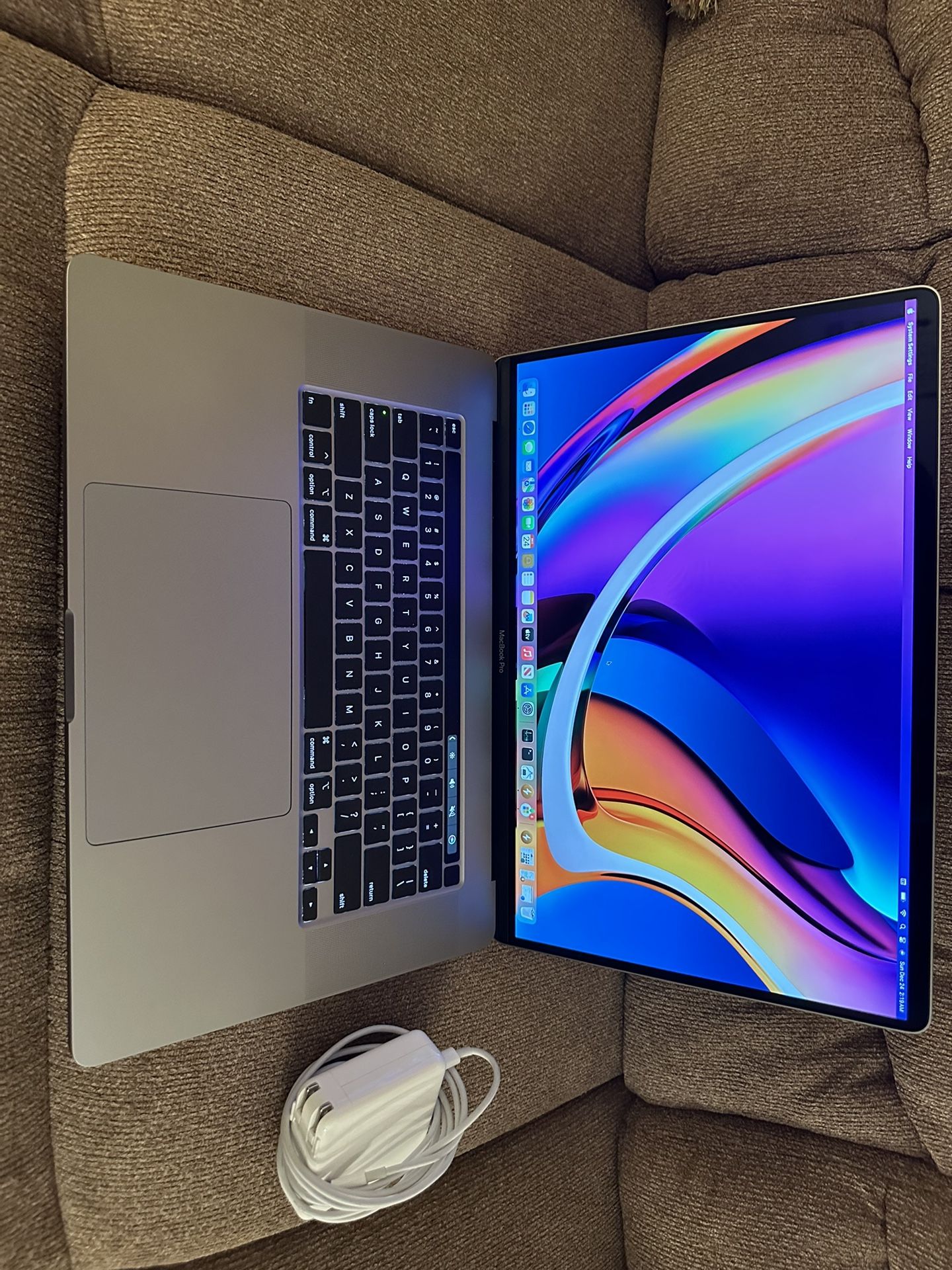 2019/2020 MacBook Pro 16”, i9 8cores 2.4ghz,16gb ram,512gb.4GB graphic. Fast, Great