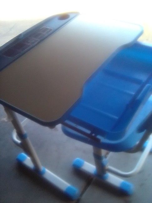 Kids School Desk $20.00