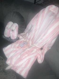 Victoria Secret Cozy plush Robe & Closed toe Slippers