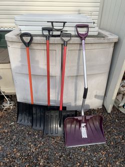 Snow shovels all 4 for $10 normal wear not perfect