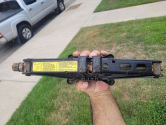 Used Scissor Jack For Automobiles 1 Ton 2,000 Lbs. In Good Condition No Lower Offers Accepted