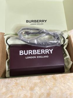 🌺NWT BURBERRY Calfskin Logo Hazelmere Wallet With Detachable Strap Deep Maroon