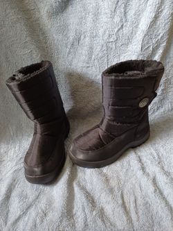 Kids black snow boots size  6
