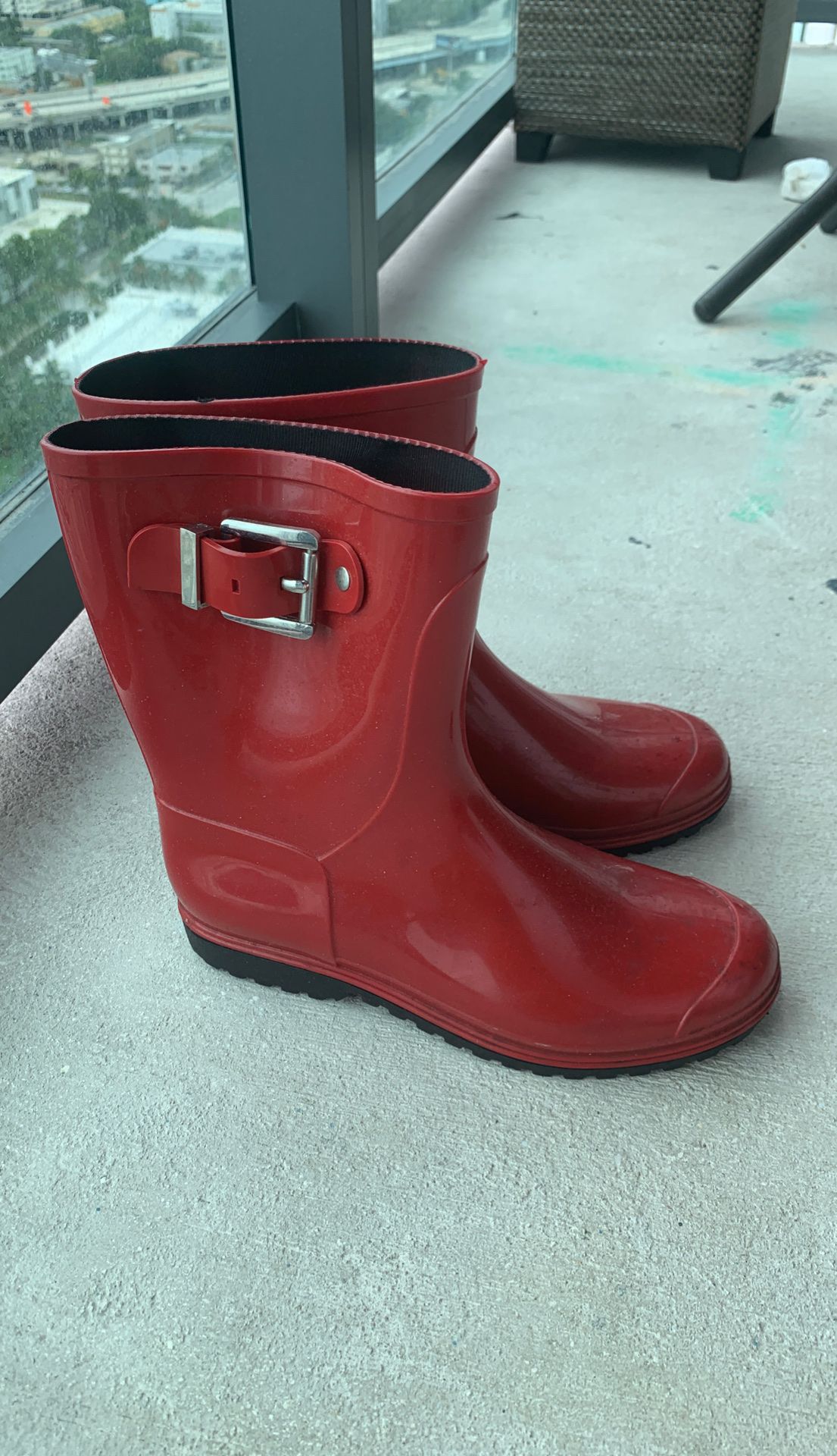 Size 6-7 women’s rain boots.