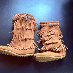 Fringe Minnetonka Girls Boots size 8 camel color durable winter comfort