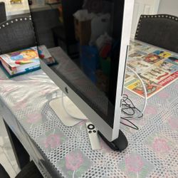 Apple  imac good conditions 21.5” needs keyboard   I bought storage units and found there asking $100 as is  