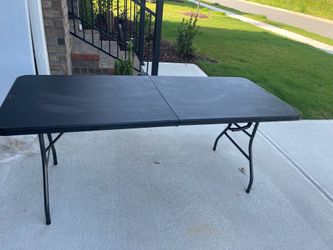 Folding table