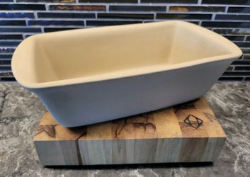 THE PAMPERED CHEF FAMILY HERITAGE STONEWARE 10"X 5 1/2" BREAD LOAF BAKING PAN 020