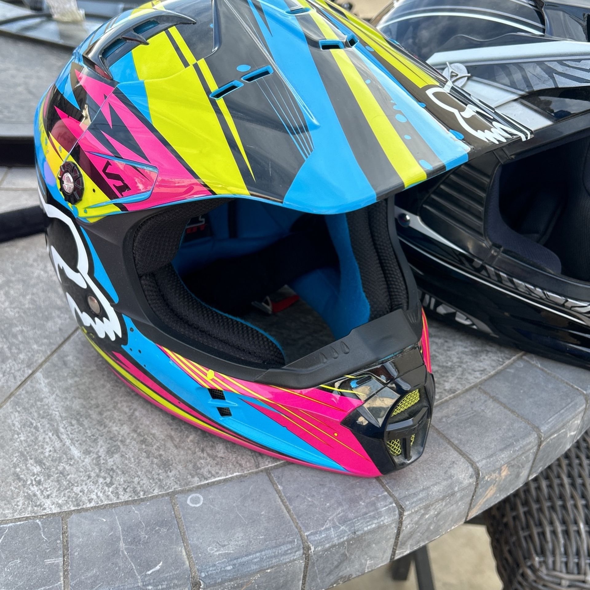 ATV/QUAD OFF-ROAD HELMETS, GLOVES, GOGGLES.