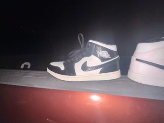 Jordan 1 Mid “Carbon Fiber