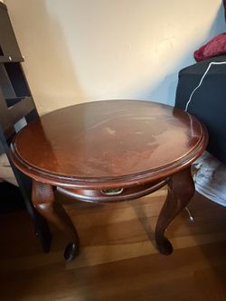 Vintage Wood Accent Table – Queen Anne Style (Solid & Sturdy)