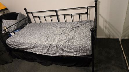 Twin day bed with two mattresses