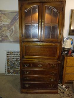 Hutch with 3 drawers