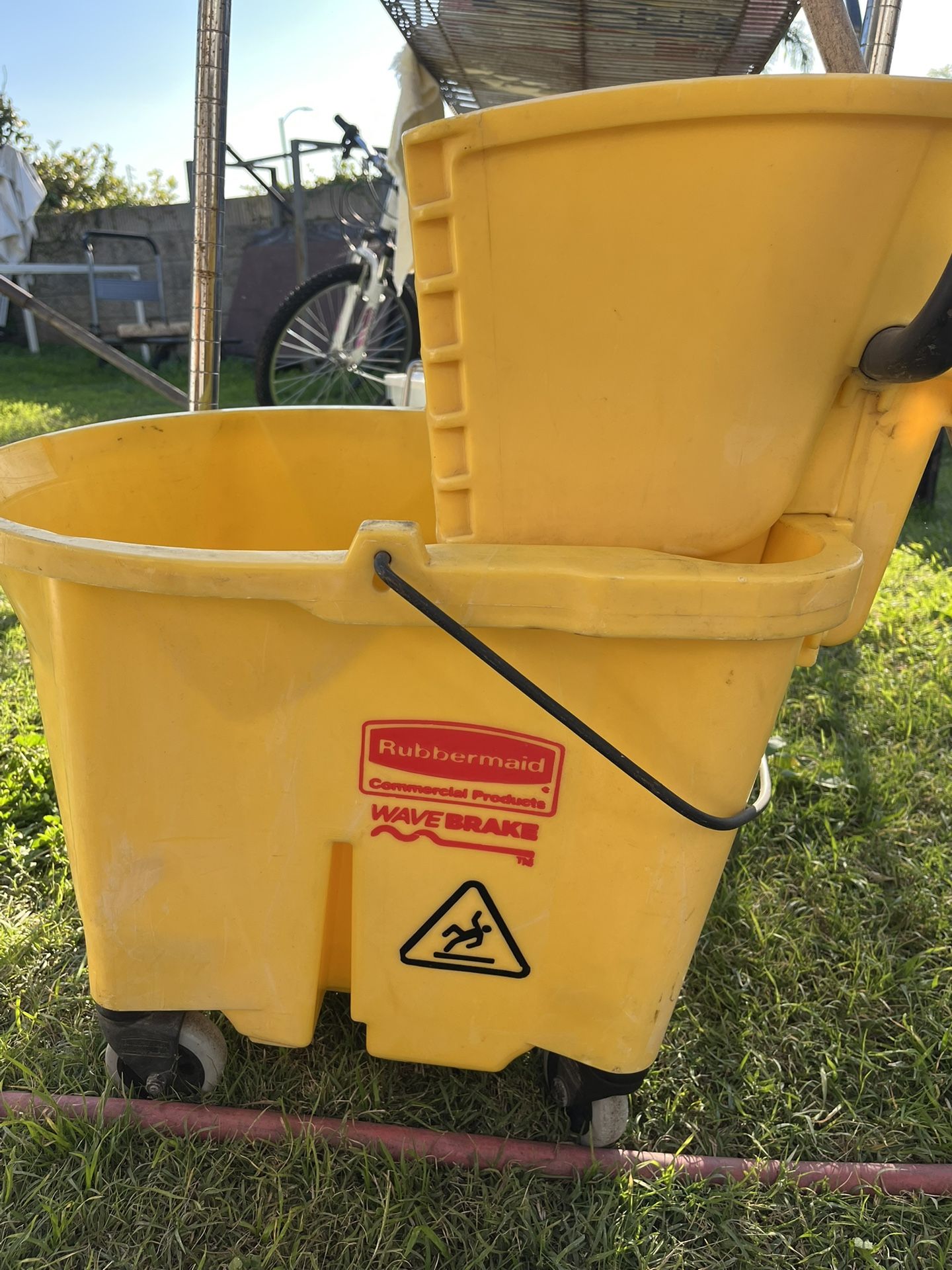 Rubbermaid WaveBrake Plastic Mop Bucket with Wringer