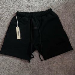 Black essential shorts