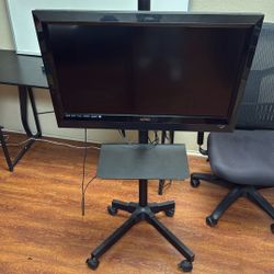 32 Inch TV with Rolling Stand 