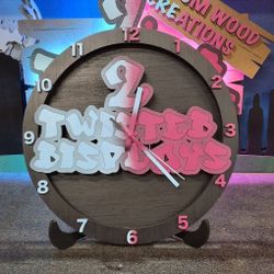 2 Twisted Displays Clock 