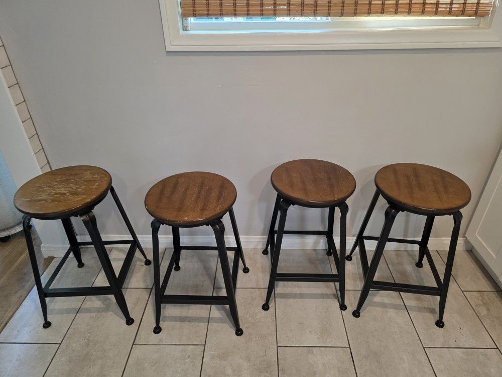 4 Bar Stools 