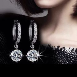 E78- Luxury Four Claws Earrings!