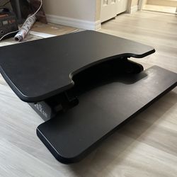 Extendable desktop standing desk