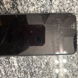  iPhone 11 – Screen Won’t Turn On, For Parts or Repair